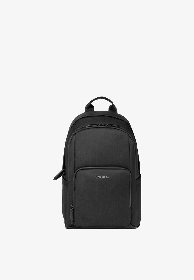 Črn nahrbtnik Cerruti 1881 z zgornjim ročajem, sprednjim žepom z zadrgo in glavno pregrado, prikazan na belem ozadju.