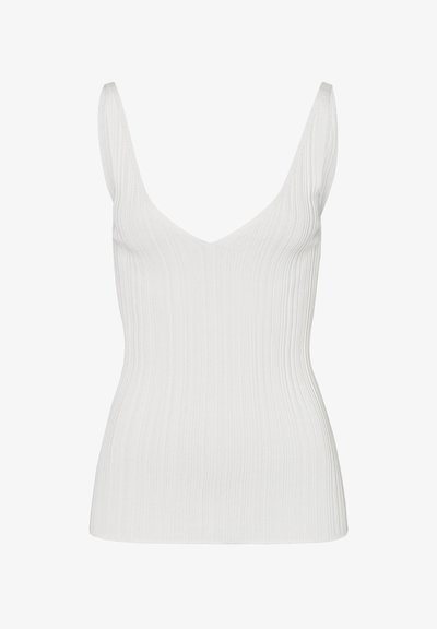 Biely rebrovaný top na ramienka s hlbokým V-výstrihom a širokými ramienkami. Materiál má jemnú textúru a priliehavý strih.