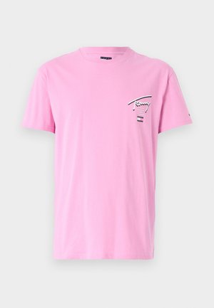 Korte roze katoenen t-shirt met een ronde hals en korte mouwen. Bevat een zwart logo en tekstontwerp op het linkerborstgedeelte.