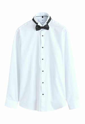 Weißes Hemd mit langen Ärmeln, schwarzen Knöpfen und einer schwarzen, vorgebundenen Fliege auf einem kontrastierenden Kragen.