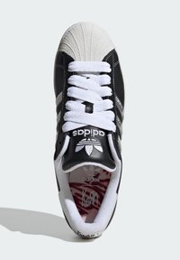 adidas Originals SUPERSTAR KORN - Tenisice - core black transl better scarlet