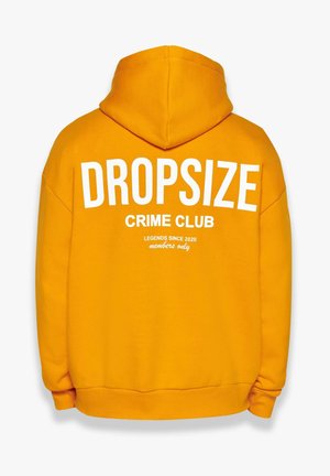 Gelbes Kapuzensweatshirt mit weißem Text auf dem Rücken: "DROPSIZE CRIME CLUB," "LEGENDS SINCE 2020" und "nur für Mitglieder." Weicher Stoff, lockere Passform.