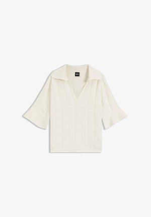 Top de punto color blanco roto con patrón texturizado de cuadrados, cuello ancho, escote en V profundo y mangas acampanadas hasta el codo.