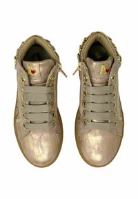 Sneakers alte metallic oro con lacci grigi, dotate di zip laterale e finiture in oro, upper in pelle testurizzata e suola in gomma.