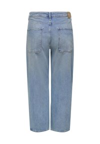 Lyseblå denim jeans med brede ben, to store baglommer med lapper, bæltestropper og en brun læderlap på linningen.