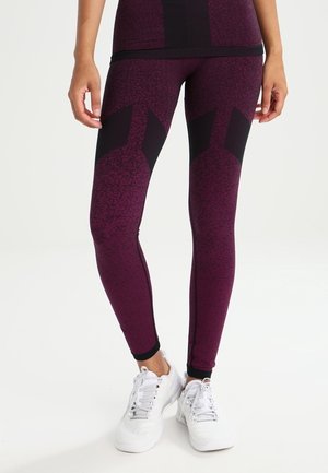 Leggings aderenti in un profondo viola texturizzato con accenti neri. Presentano una vita alta e dettagli a pannello per maggiore supporto e stile.