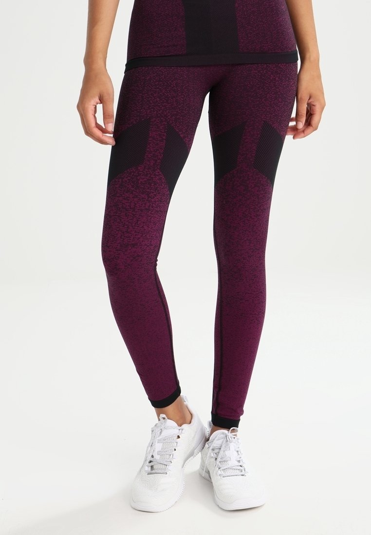 Leggings ajustados en un púrpura profundo texturizado con acentos negros. Cuentan con una cintura alta y detalles en panel para mayor soporte y estilo.