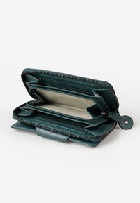 Portafoglio in pelle verde acqua con chiusura a zip; presenta più scomparti per carte, un ampio comparto per banconote e una fodera interna a righe.