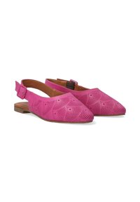 Różowe skórzane buty typu slingback z perforowanym wzorem kwiatowym, spiczastymi noskami i płaską podeszwą. Zapięcie na klamrę na pasku wokół kostki.