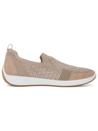 Beige Slip-On-Sneaker mit weißem geometrischem Punktmuster, dehnbarem Strickoberteil, Wildlederakzenten, weißer Mittelsohle und Gummiaußensohle.