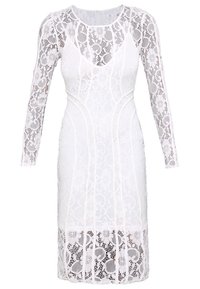 Robe midi en dentelle blanche avec manches longues, motifs floraux et coutures verticales créant une silhouette ajustée.