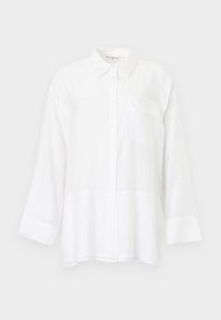 Λευκό πουκάμισο με κουμπιά από ελαφρύ ύφασμα, με μακριά μανίκια, τσέπη στο στήθος και ελαφρώς διαφανή υφή.