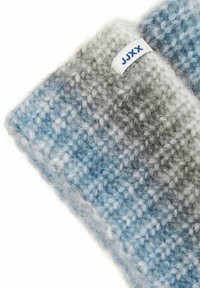 Stickad scarf med ett gradientmönster av blå, grå och vita fibrer. Mjuk textur med en liten vit etikett som visar "JJXX."