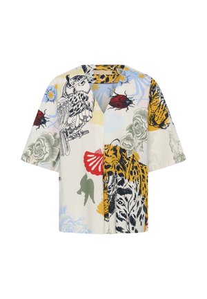 Koszula na krótki rękaw zapinana na guziki, z kolorowymi nadrukami sowy, lamparta, czerwonych chrabąszczy, kwiatów i abstrakcyjnych kształtów na jasnym tle.