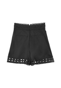 Schwarze Shorts mit einer gewellten Spitzeneinfassung an der Taille und dem Saum, mit einem strukturierten Design und zwei Gesäßtaschen.