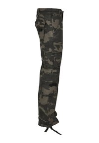 Pantalones cargo en un patrón de camuflaje oscuro, con múltiples bolsillos, dobladillo con cordón y un corte relajado, fabricados con tejido duradero.