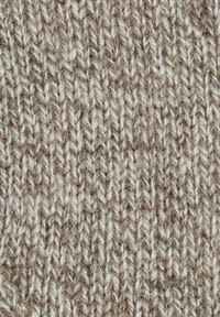 Tessuto a maglia beige con un aspetto testurizzato e stratificato. Mostra una miscela di fibre chiare e scure, creando un motivo sottile.