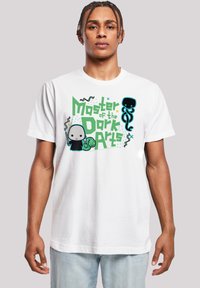 Camiseta de algodón blanca con un diseño gráfico colorido que incluye el texto "Maestro de las Artes Oscuras", figuras de dibujos animados y acentos abstractos.
