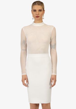 Weißes Kleid mit taillierter Silhouette, das mit einem transparenten Langarm-Oberteil und einem festen Taillenbund ausgestattet ist. Glatte Textur mit minimalistischem Design.