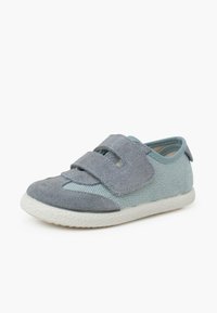 Scarpe per bambini in blu chiaro e grigio, realizzate in suede e mesh, con due cinturini in Velcro regolabili e una suola in gomma testurizzata.