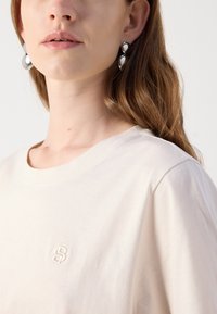Thumbnail Image 9