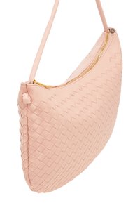 Vævet pink læder håndtaske med en rundt form, der har en guld lynlås lukning og en slank rem. Glat tekstur med et flettet mønster.