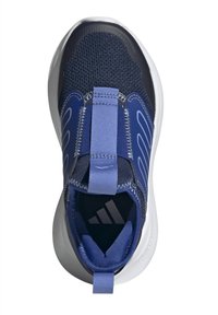Zapatilla deportiva azul marino con parte superior de malla, cierre de banda elástica, suela blanca y tiradores en la lengüeta y el talón, vista superior.