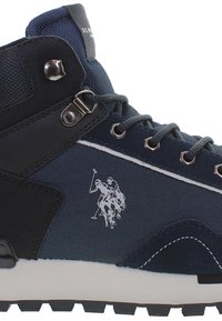 Marineblauer High-Top-Sneaker aus Canvas und Wildleder, mit silbernen Beschlägen, weißen Nähten und einem Logo eines Polo-Spielers auf einem Pferd.