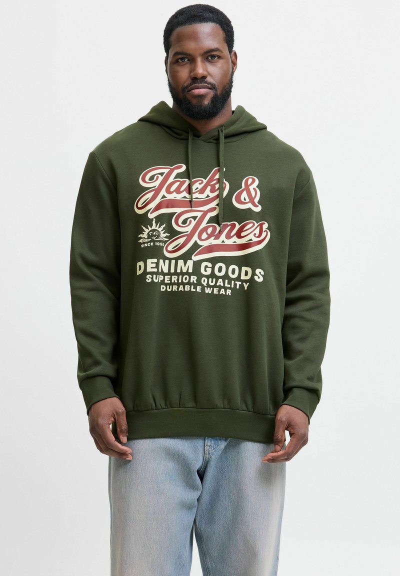 Olijfgroene hoodie met een vooraanstaand grafisch ontwerp waarop "Jack & Jones" in wit en rood staat, textuurstof en een capuchon met trekkoord.