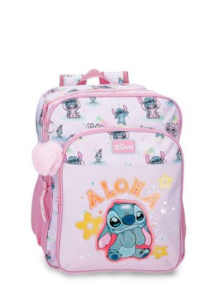 Mochila infantil rosa con múltiples personajes de Stitch, un bolsillo delantero con el texto "ALOHA", estrellas y un pompón esponjoso como tirador de cremallera.