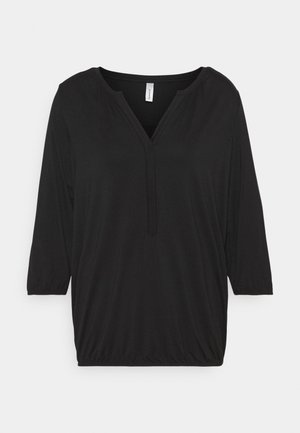 Haut noir à coupe décontractée avec manches trois quarts, encolure en V et détails froncés à la taille. Tissu lisse avec une texture douce.