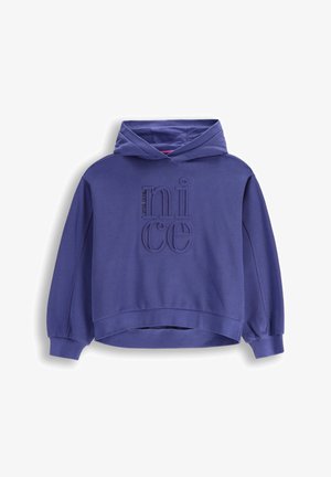 Fioletowa bluza z kapturem z kangurzą kieszenią z przodu, luźny krój, ściągacze przy rękawach oraz teksturowane logo "nice". Miękka tkanina i casualowy wygląd.