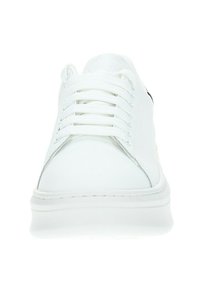 Sneaker bianco con tomaia in pelle liscia, punta tonda, chiusura con lacci, design minimalista e suola bianca leggermente rialzata.