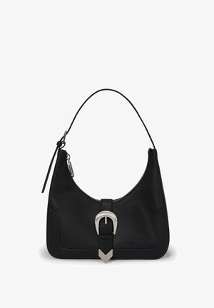 Borsa a mano in pelle nera con una silhouette curvata, dettaglio con fibbia argentata, chiusura con zip e una singola tracolla. Finitura texture.