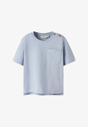 Jasnoniebieska koszula z krótkim rękawem, z kieszenią z przodu i dwoma drewnianymi guzikami na lewym kołnierzu ramienia.