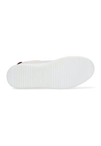 Suola di sneaker bianca con scanalature orizzontali e un logo in rilievo al centro. La parte superiore presenta una texture liscia, simile al cuoio, di un rosa chiaro.