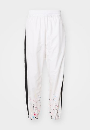 Pantofi sport albi cu panouri laterale negre, talie elastică, manșete elastice și detalii colorate de vopsea în stropi la tiv. Textură netedă.