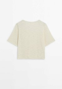 Kortærmet, cropped top i blød beige stof med et struktureret, ribbet mønster. Rund halsudskæring og simpel silhuet.