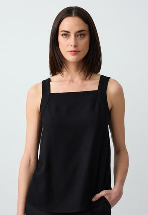 Zwarte mouwloze top met een vierkante halslijn, gemaakt van een lichte stof, met eenvoudige lijnen en subtiele textuur. Geen patronen of versieringen.