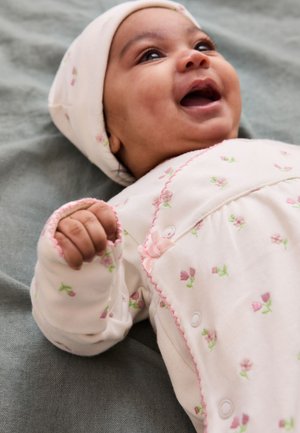 Bebe odijelo u mekanom, svijetloružičastom materijalu s malim cvjetnim uzorcima u tamnijim ružičastim i zelenim tonovima. Uključuje odgovarajuću kapicu koja se čvrsto prilagođava.
