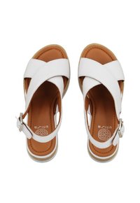 Sandali bianchi in pelle con fasce incrociate, soletta color sabbia, dettaglio della fibbia e suola chiara. Design aperto per una migliore traspirabilità.