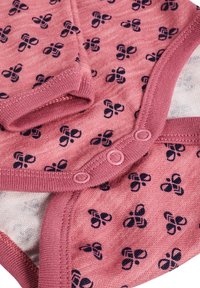 Ljusrosa babydräkt med marinblommönster, med korta ärmar, knappar och mjukt, strukturerat tyg.