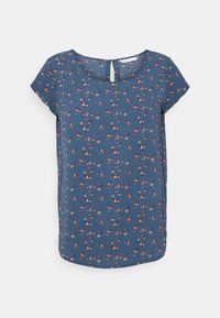 Blusa azul de manga corta con un estampado floral en rojo y blanco. Cuenta con un escote amplio y una pequeña abertura en la espalda. Tejido ligero.