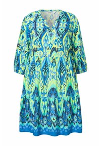 Vestido multicolorido con escote en V, mangas tres cuartos y un diseño de volantes en capas. Patrón intrincado predominantemente azul y verde.