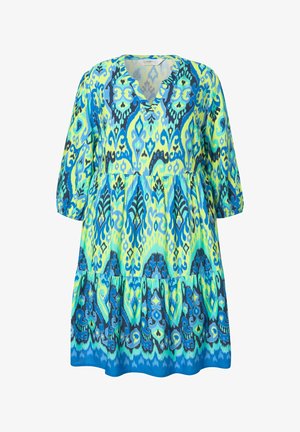 Mehrfarbiges Kleid mit V-Ausschnitt, Dreiviertelärmeln und einem gestuften Rüschendesign. Überwiegend blaue und grüne filigrane Muster.