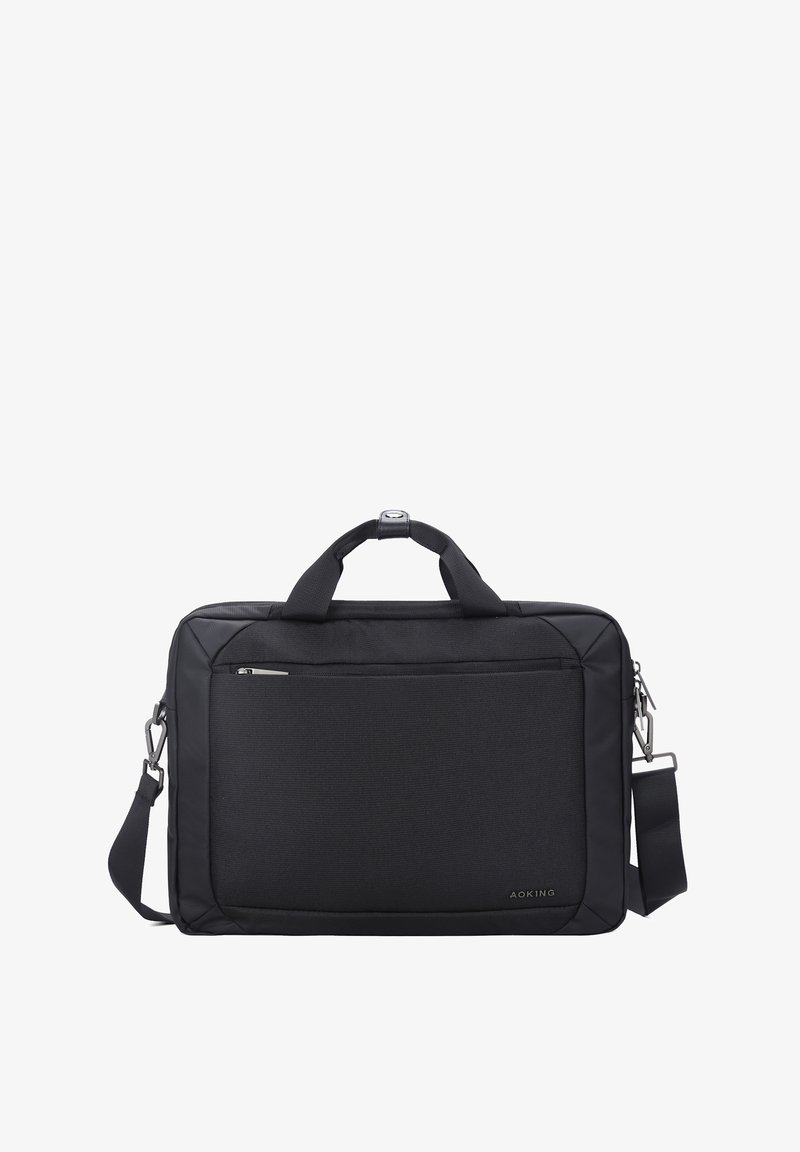 Sac à dos en nylon noir pour ordinateur portable avec double poignées, une bandoulière amovible, une poche zippée à l'avant et une forme rectangulaire simple. Présente un branding minimal.