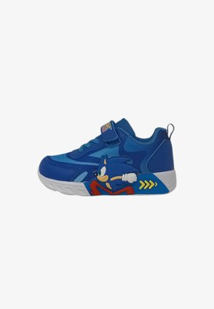 Sneaker blu per bambini con grafica di Sonic the Hedgehog, cinturino in Velcro e suola bianca con disegni di frecce gialle sul lato.