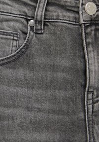 Jean en denim gris présentant un design classique avec une texture lisse, un style cinq poches et une fermeture par bouton métallique.