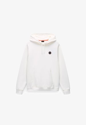 Biała bluza z kapturem, kieszenią z przodu, ściągaczem przy kapturze oraz małym okrągłym czarnym logo po lewej stronie klatki piersiowej.
