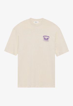 T-shirt en coton beige avec un graphique de papillon violet et le mot "OBSCURE" sur la zone de la poitrine gauche, manches courtes et encolure arrondie.